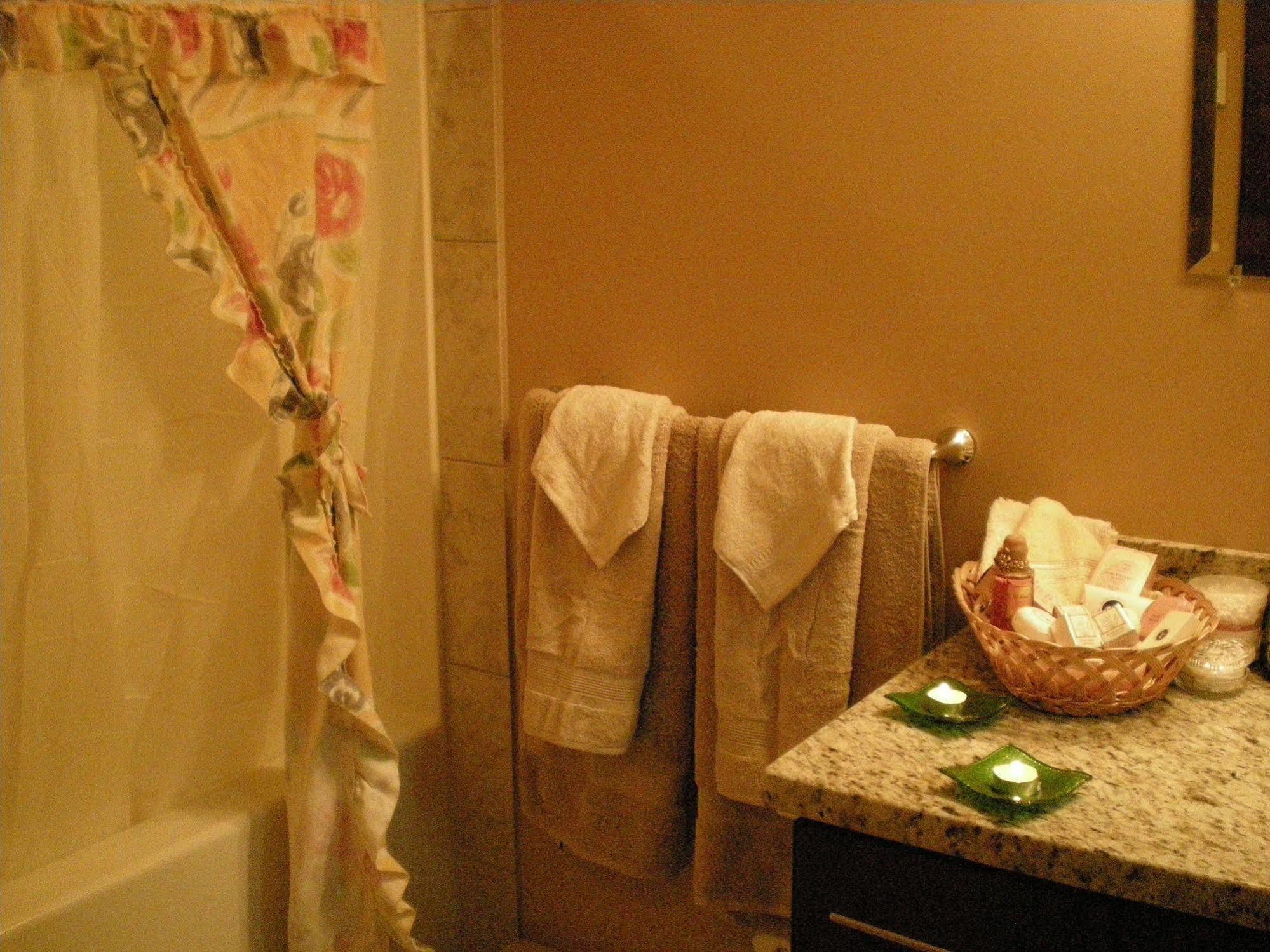 Davis Brook Retreat Bed and Breakfast Sechelt Eksteriør billede